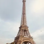Au Pied De La Tour Eiffel Trocadero