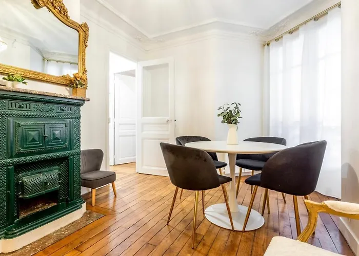Abbesses - Superbe Appartement Avec Cheminees