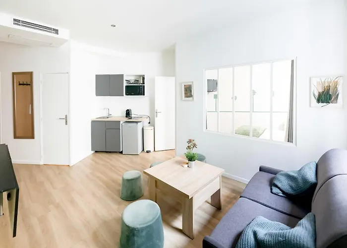 Green Apartment Near Montmartre And Opera