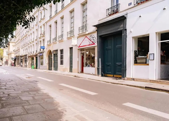 Unique And Bright Studio Apartment In Paris