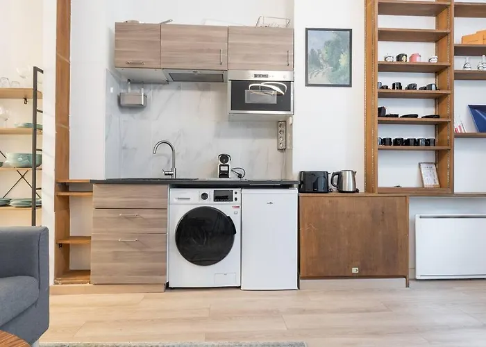 Charming Two Bedroom Wagram 17Th