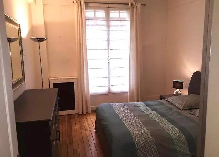 Appartement 2 Pieces A Paris Ecole Militaire Champ De Mars Tour Eiffel