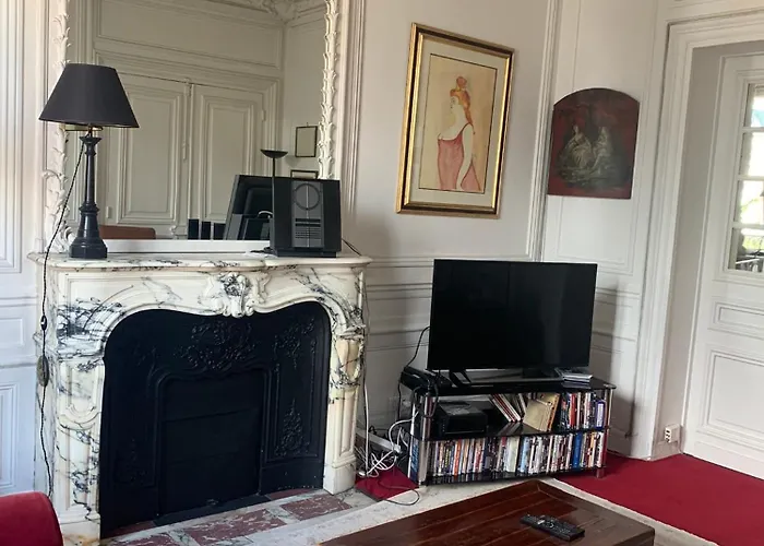 3 bedroom Luxury Eiffel Tower View Apartment