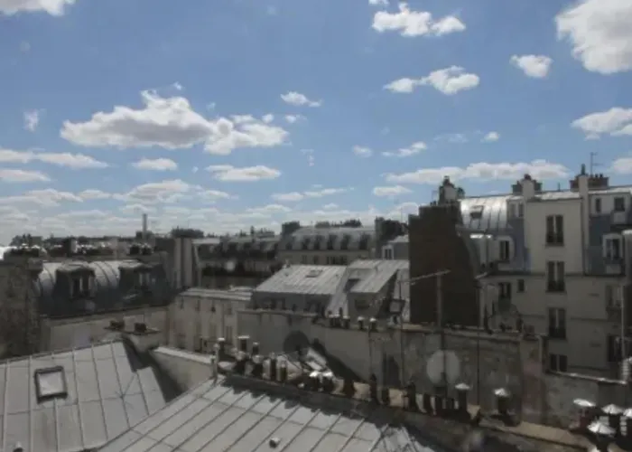 Sous Les Toits De Paris Shared Place