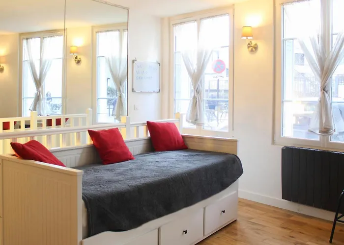 Bright Apartment - Near Garden