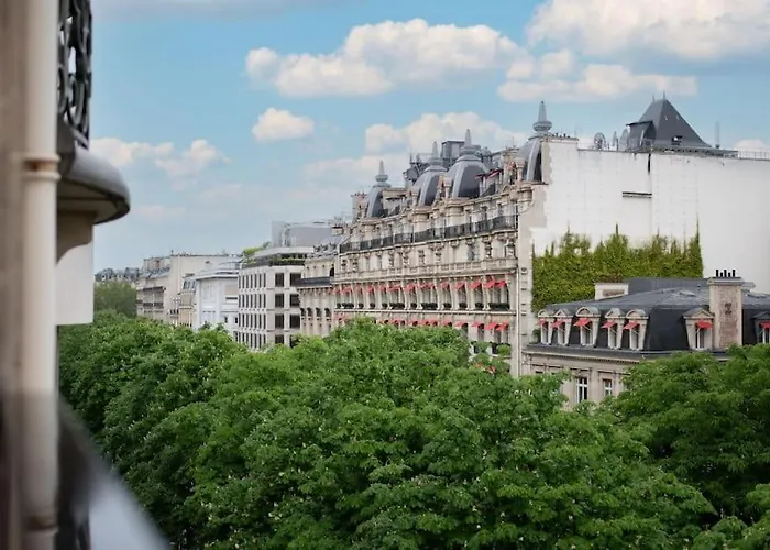 Avenue Montaigne Saint Honore