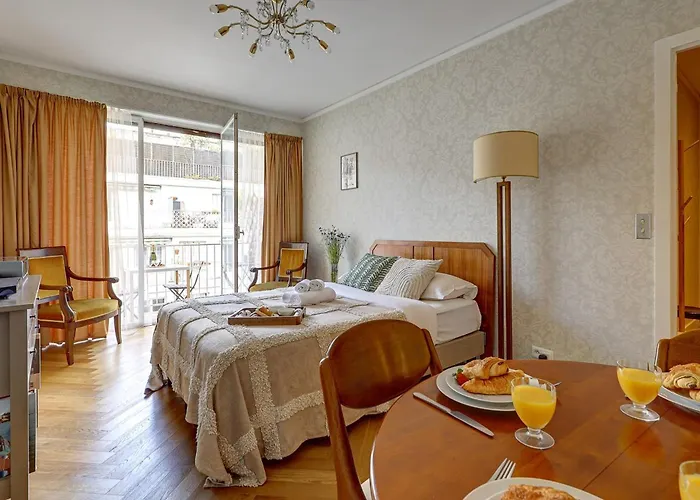 Eiffel Tower - 1Br With Balcony - Cityapartmentstay