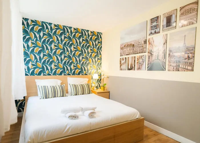 Stunning Modern Red Apartment Near Bastille-Marais
