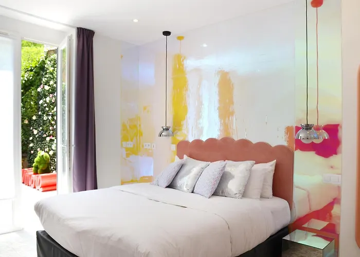 Le Glam\'s Hotel
