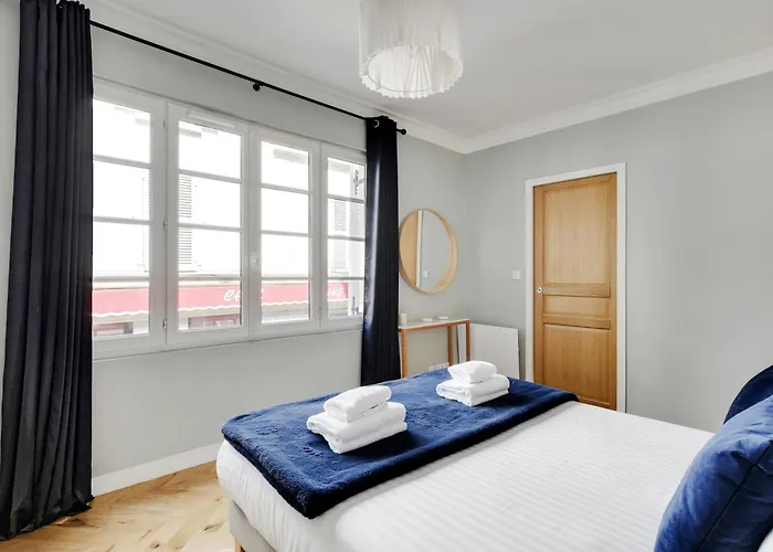 Pick A Flat\'S Apartments In Montmartre - Rue Lepic