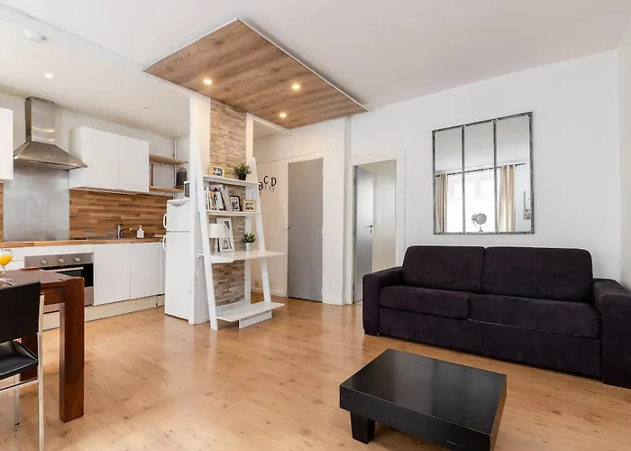 Eiffel Tower & Champ De Mars - Cityapartmentstay