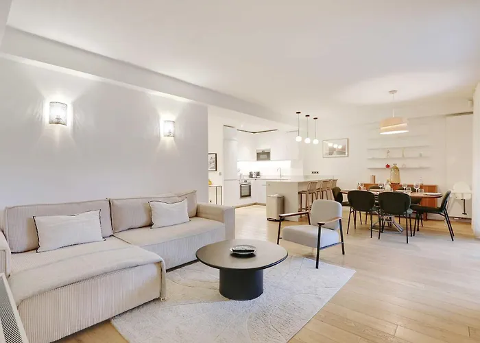 Passy - Eiffel Tower - Amazing 2Br With Garden