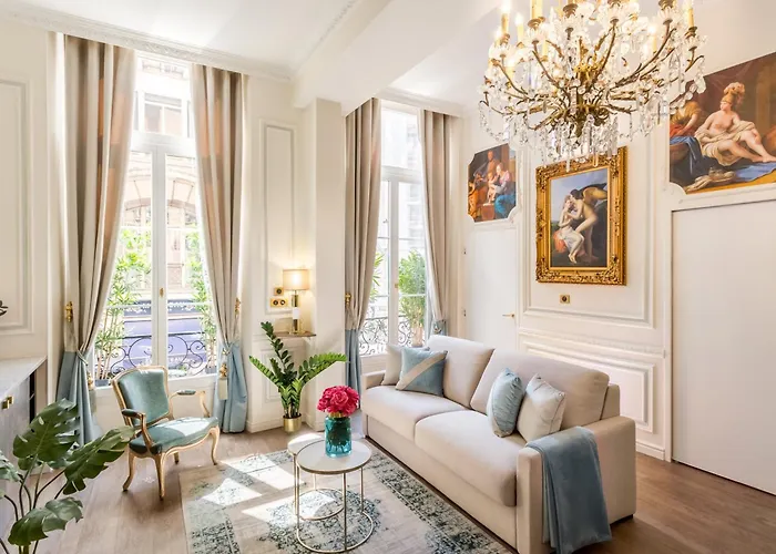 Luxury 3 Bedroom 2 Bathroom Palace Apartment - AC - Louvre