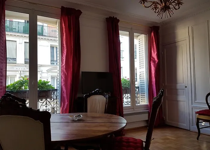 Moulin Rouge Apartment