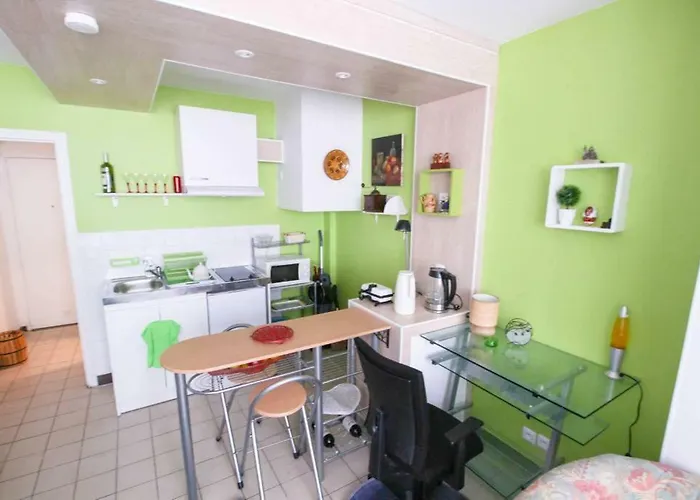 Studio Pigalle Montmartre De 25 M2 - 2 Minutes De La Station Metro Pigalle - 2 Lits Simples Type Gigogne Pour 2 Personnes - Quartier Hypertouristique - Cabaret Moulin Rouge A 200 M, Cafe Aux Noctambules ,Cabaret Chez Michou-Restaurants-Saunas