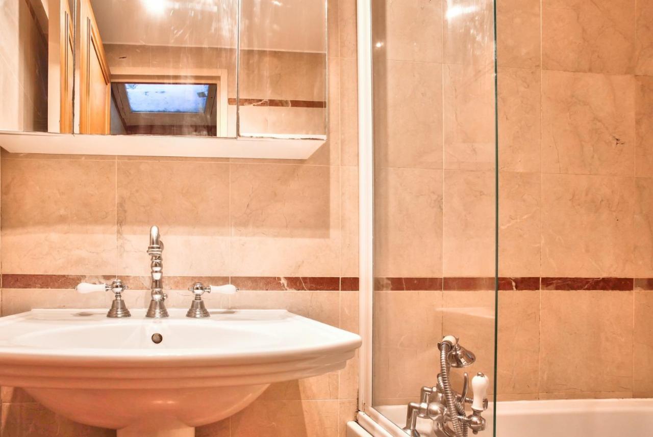 Tour Eiffel Sevres - Babylone 4 * Paris