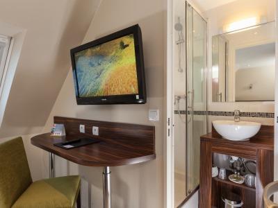 Apolonia Montmartre; Sure Collection By Western 3*