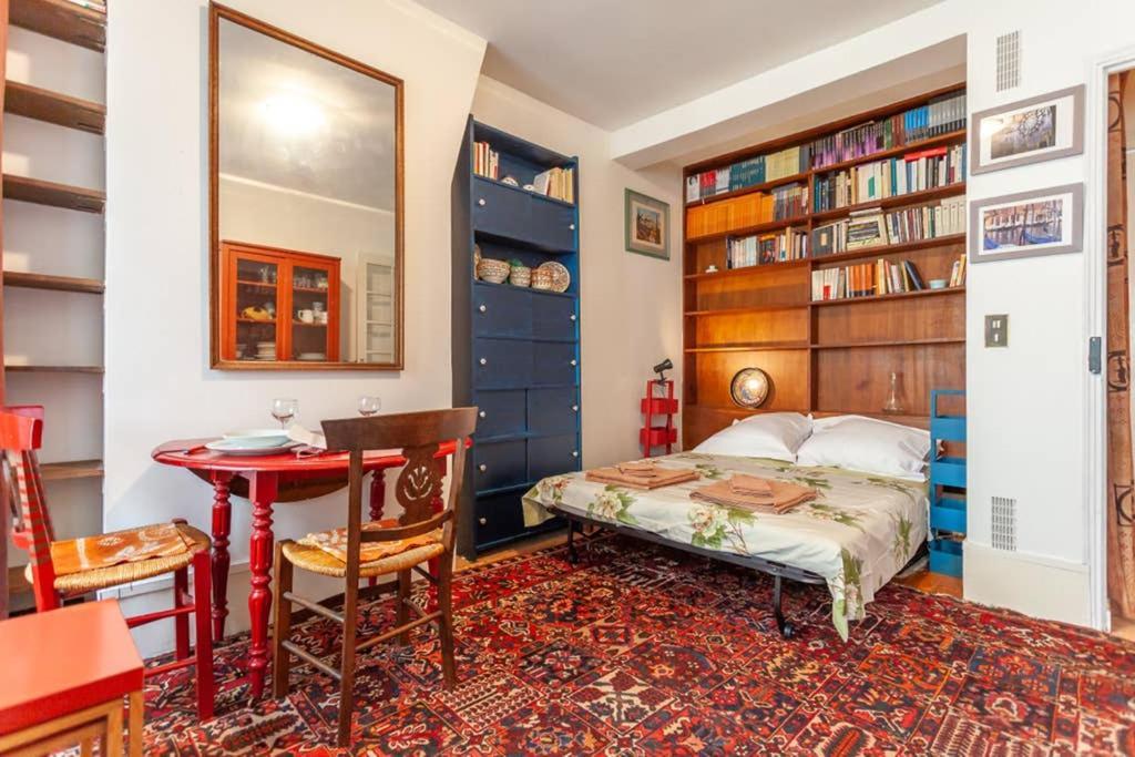 Greeter-nid Douillet Au Bord Du Canal St Martin *