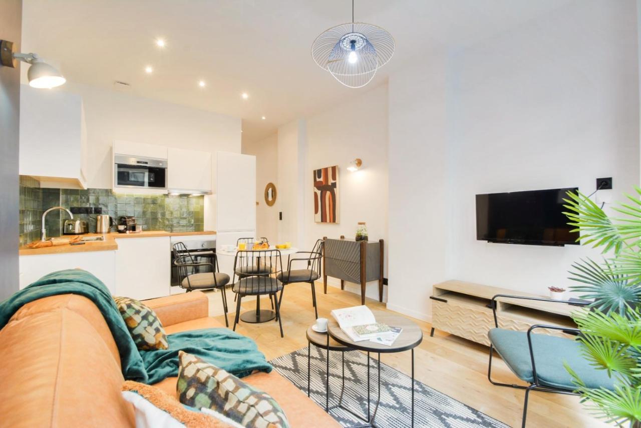 New And Renovated Amazing Flat In Heart Of Apartment *
