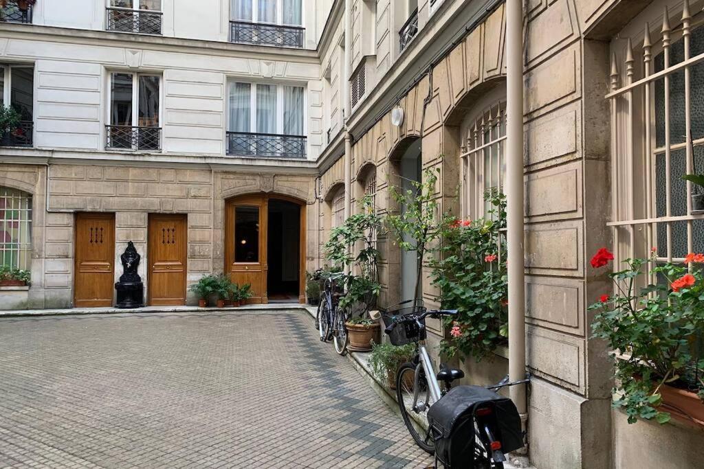 Apartment Le Studio De Martine: Parisian Charm Near Moulin Rouge