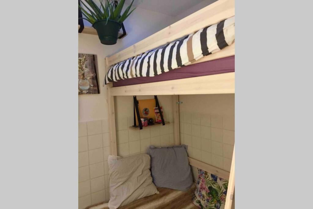 Le Studio De Martine: Parisian Charm Near Moulin Rouge Apartment