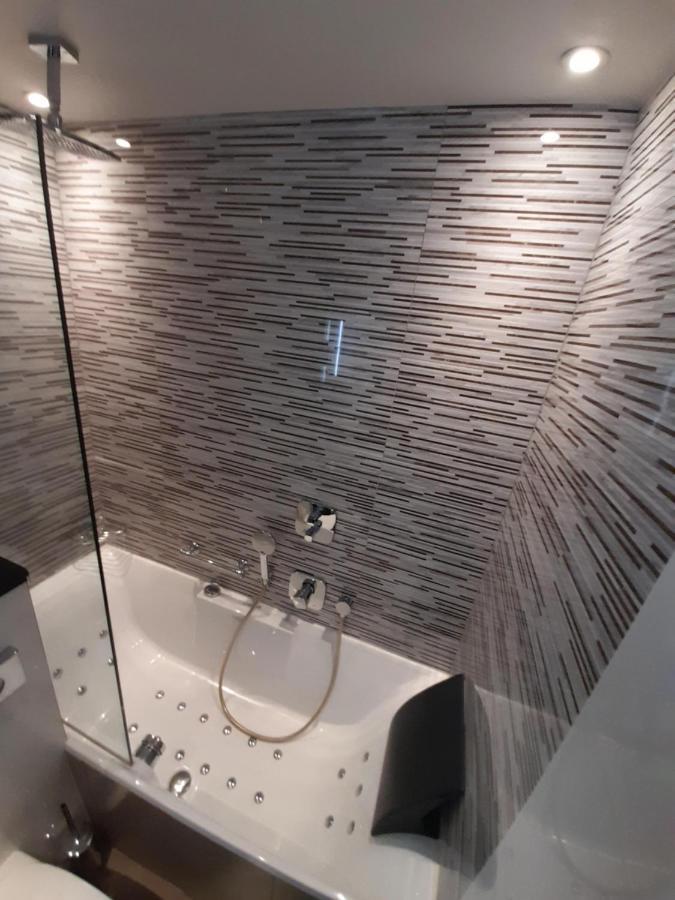 Mercure Arc De Triomphe Wagram Hotel 4*