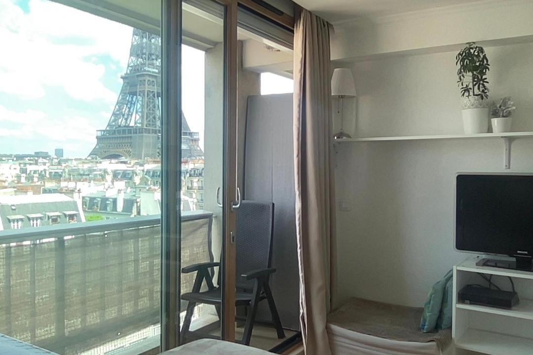 Guest house Magnifique Vue Tour Eiffel Studio Prive Avec Balcon