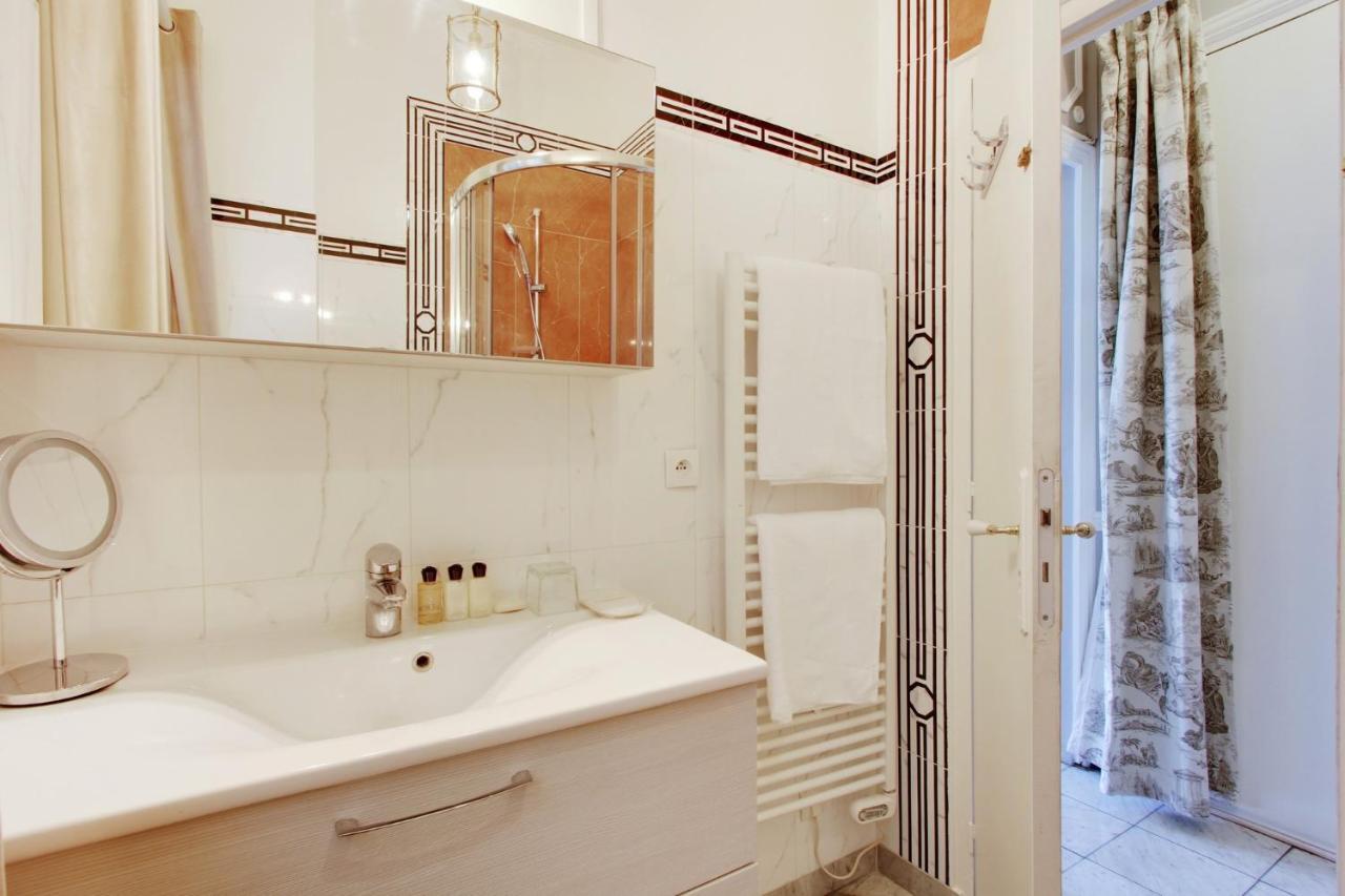 Junior Luxueuse Avec Balcon Et Vue Sur Arc De Triomphe Paris