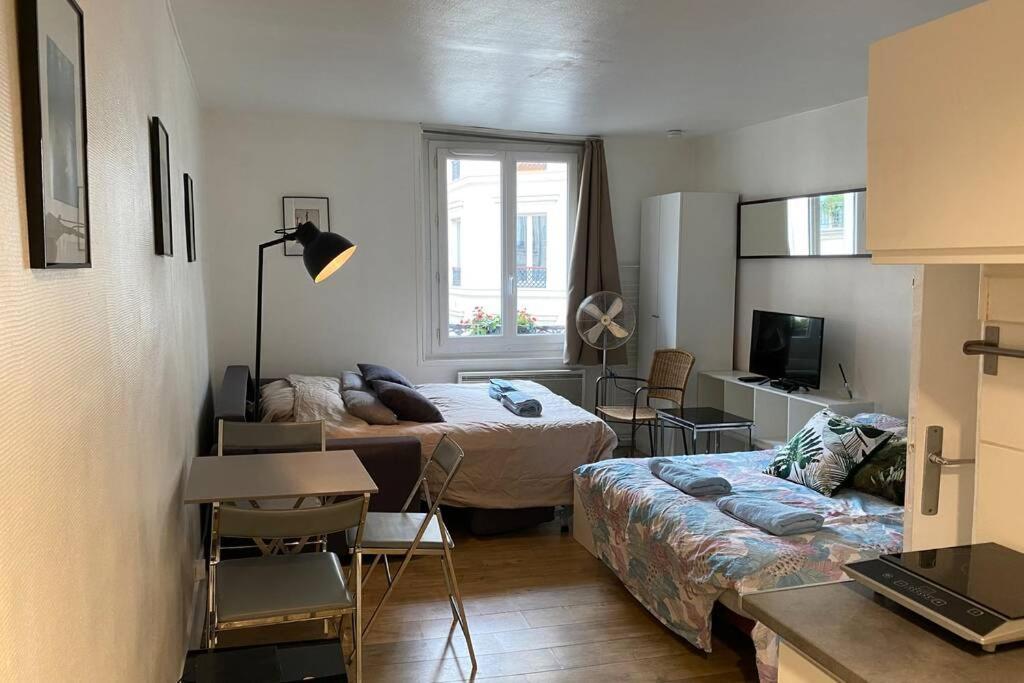 Large, Hyper Central Studio. Historical Apartment *