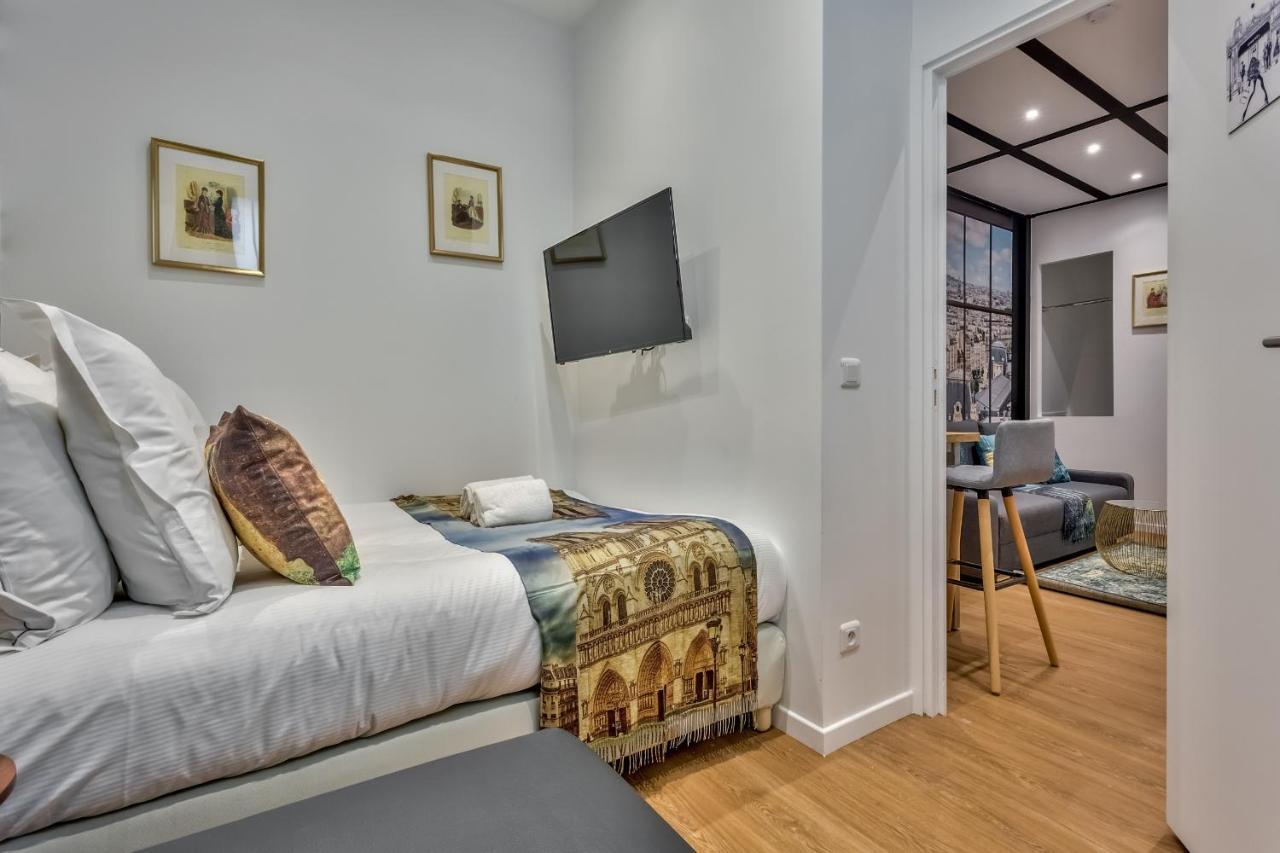 114 - Urban Saint Denis Couture Apartment *