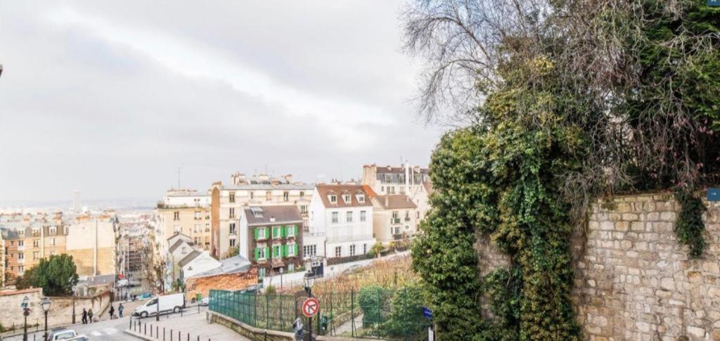 Villa Countryside In Montmartre Paris