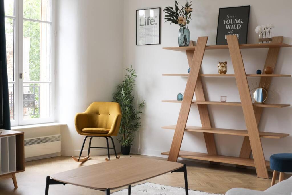 Apartment Desiree Charming At Gambetta Paris