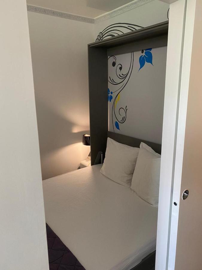 Apartment Ponthieu - Hala Paris