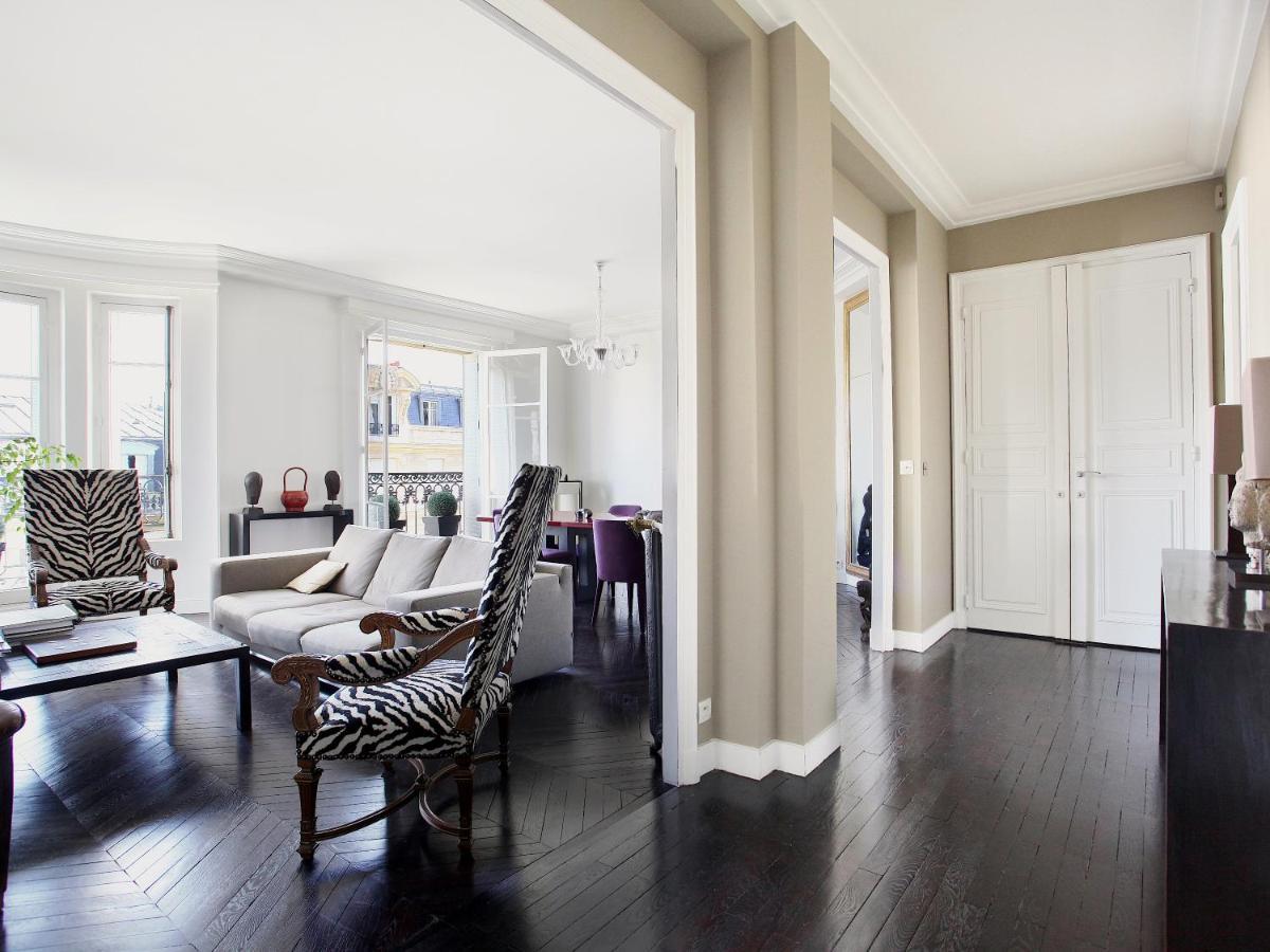 Outstanding 2 Bedrooms With A Terrific Eiffel Tower View Apartment *