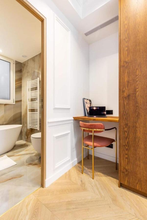 Newly Rebuilt By Architect - Center Of * Paris