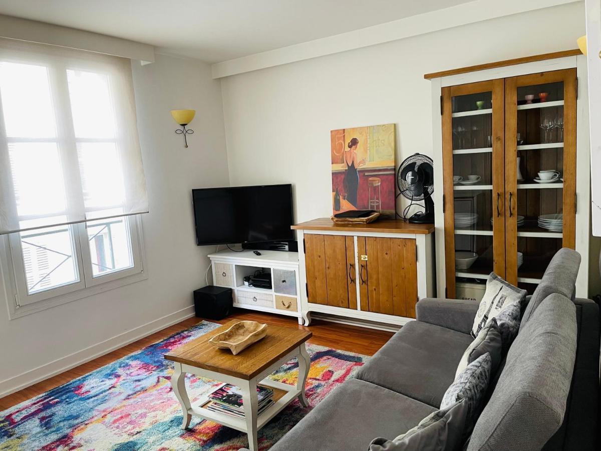 Pleasure Little Treasure - Montmartre Apartment *
