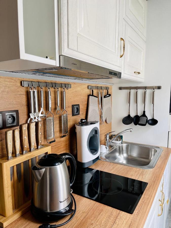 Pleasure Little Treasure - Montmartre Apartment