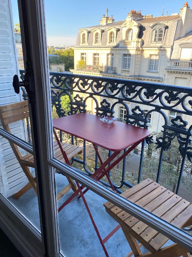 Outstanding 2 Bedrooms With A Terrific Eiffel Tower View Apartment
