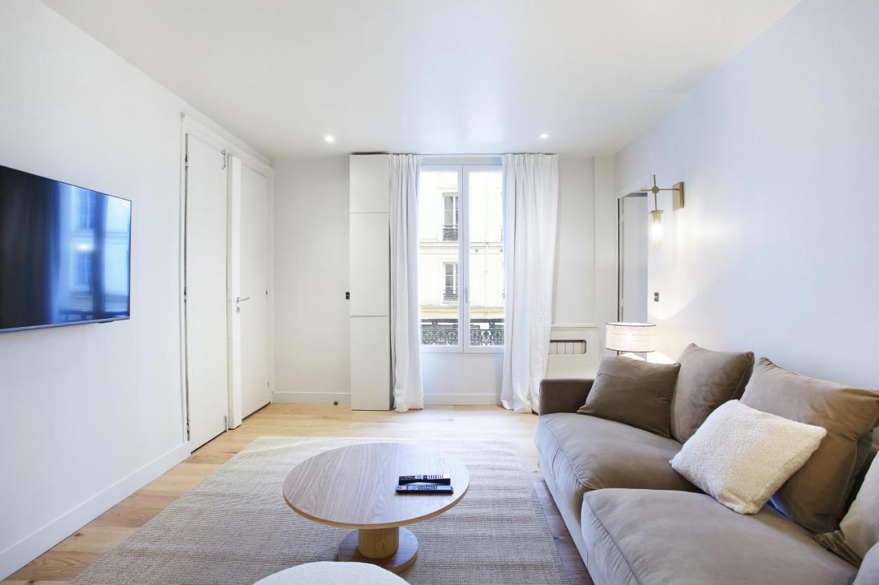 In The Center Of By Prestige Appartement Paris