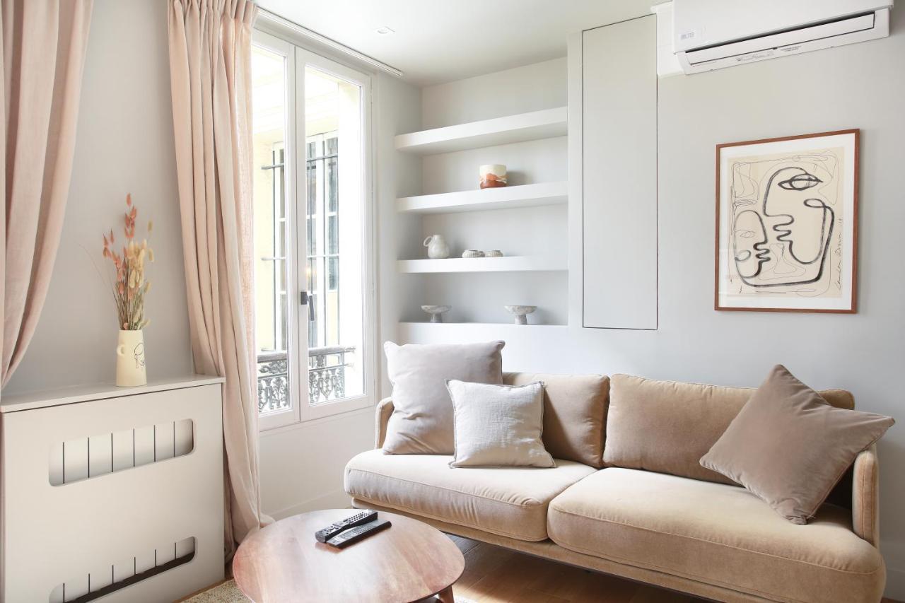 In The Center Of By Prestige Appartement Paris