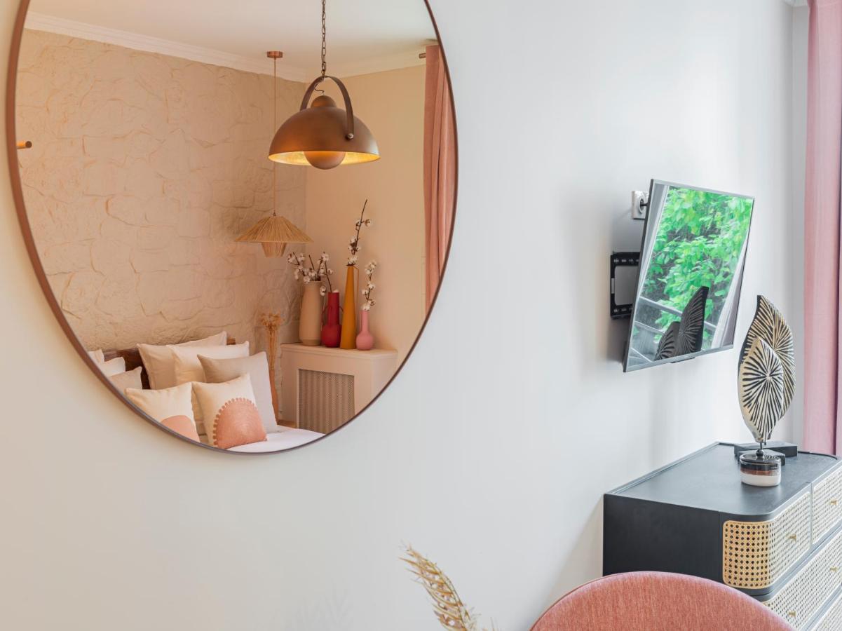 Apartment Pink & Wood Cocoon Paris