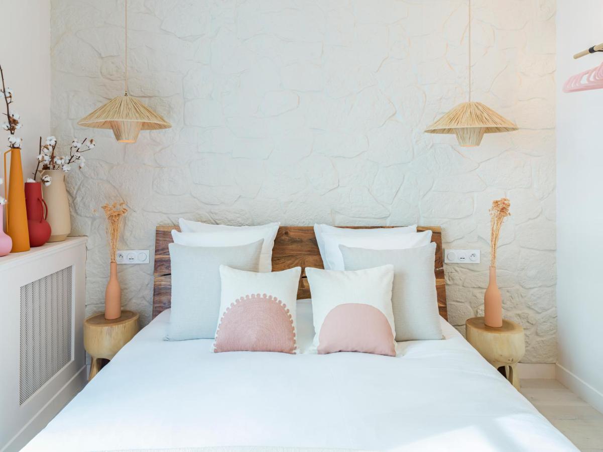Apartment Pink & Wood Cocoon Paris