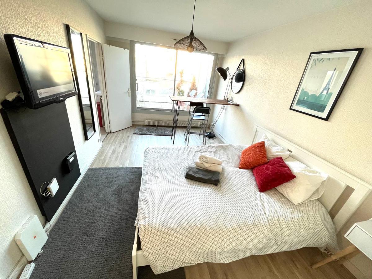 Tour Eiffel Studio Lumineux Avec Terrasse. Apartment