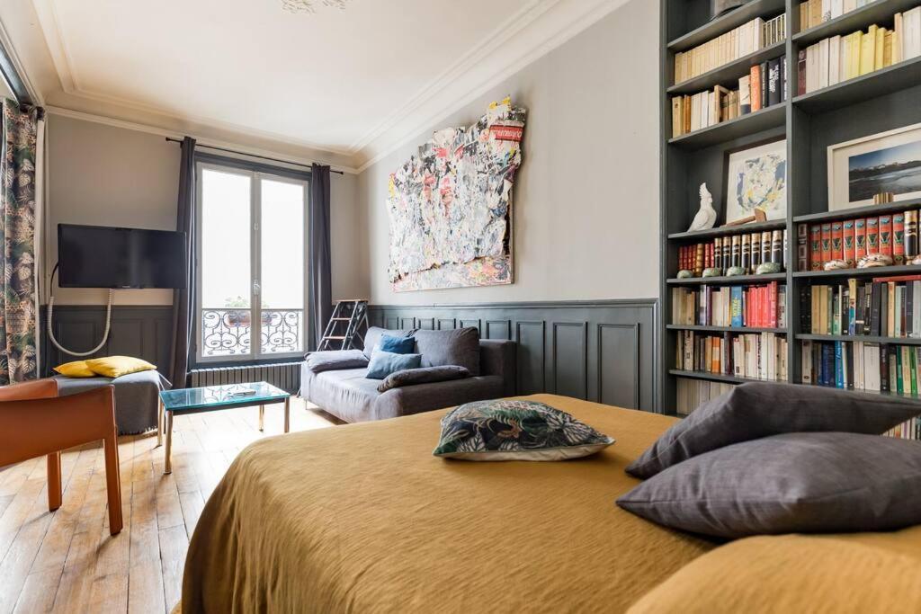 Spacious And Bright 2 Bedroom Apartment, Typically Parisian, Montmartre-opera, Apartment Paris