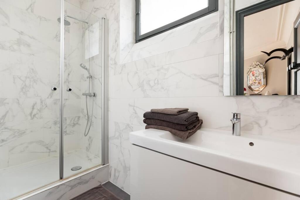 Apartment Spacious And Bright 2 Bedroom Apartment, Typically Parisian, Montmartre-opera, Paris