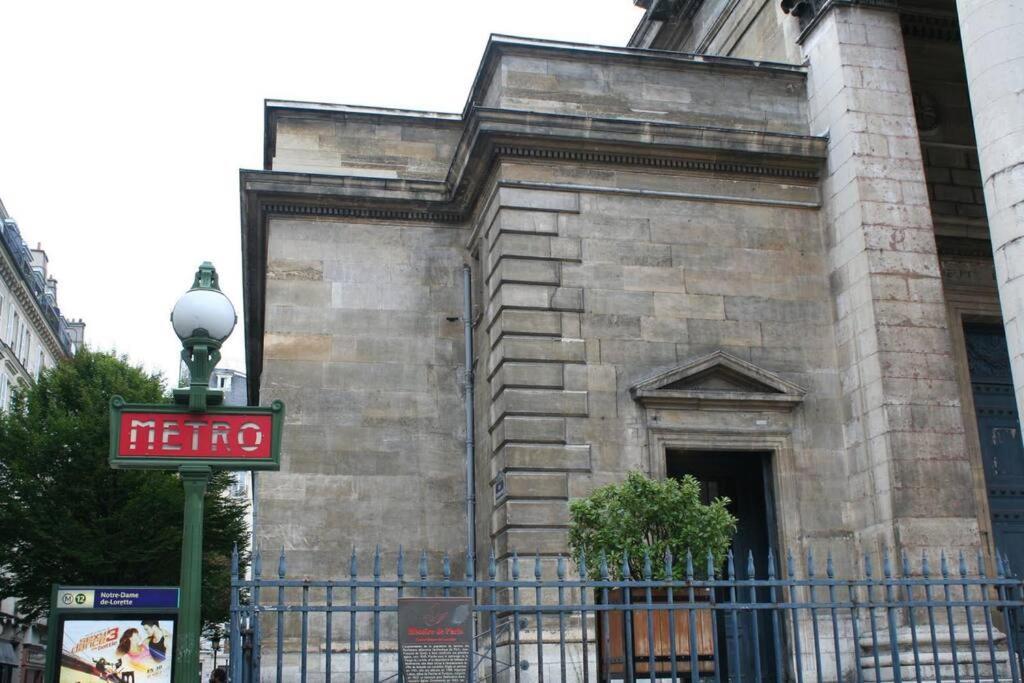Spacious And Bright 2 Bedroom Apartment, Typically Parisian, Montmartre-opera, Apartment Paris