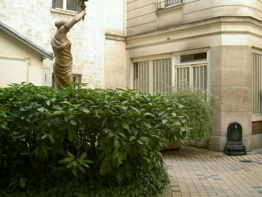 Spacious And Bright 2 Bedroom Apartment, Typically Parisian, Montmartre-opera, *