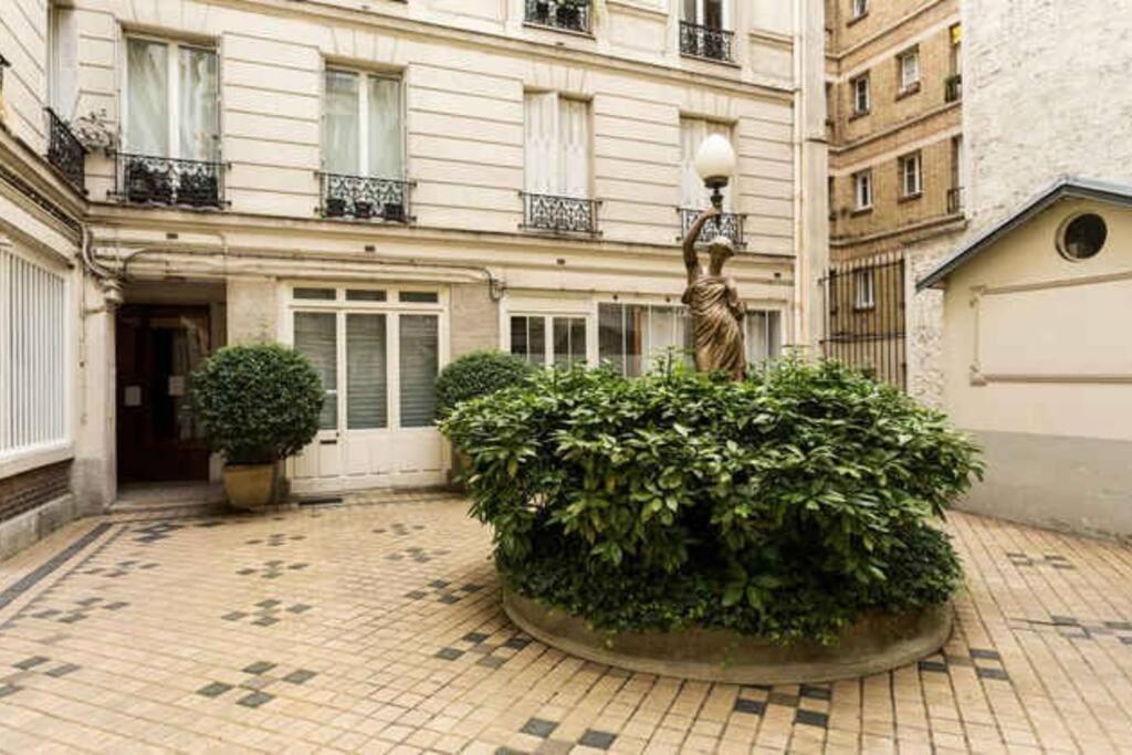 Spacious And Bright 2 Bedroom Apartment, Typically Parisian, Montmartre-opera, Apartment Paris