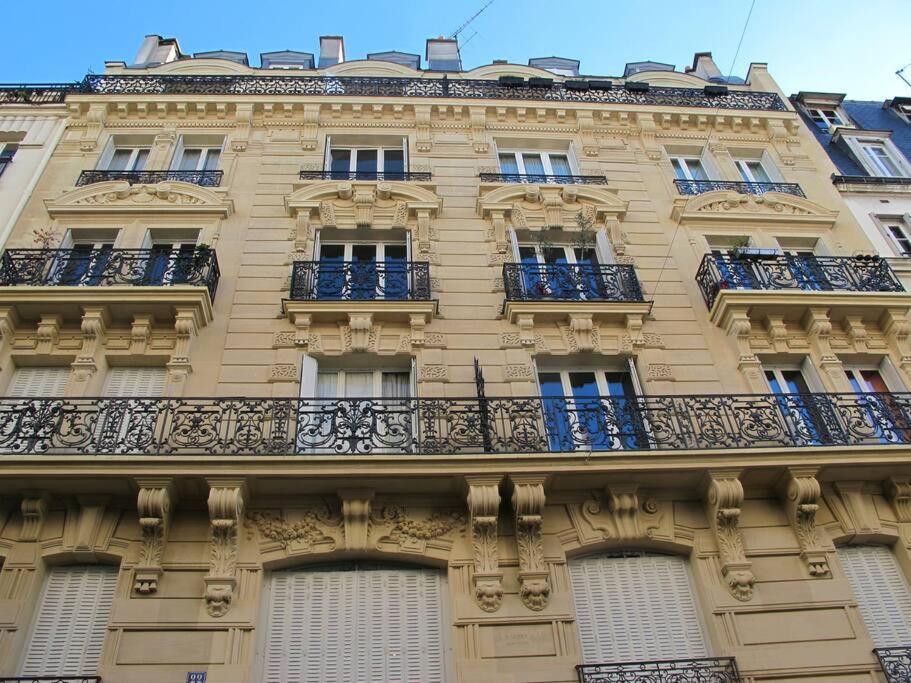 Spacious And Bright 2 Bedroom Apartment, Typically Parisian, Montmartre-opera, Apartment
