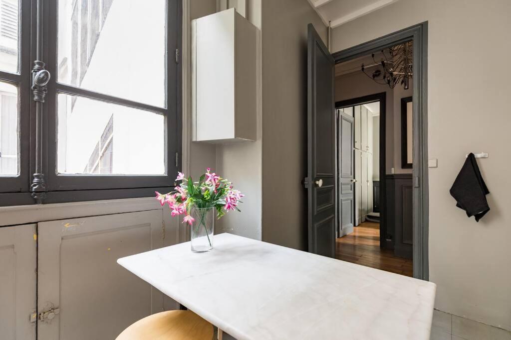 Apartment Spacious And Bright 2 Bedroom Apartment, Typically Parisian, Montmartre-opera, Paris